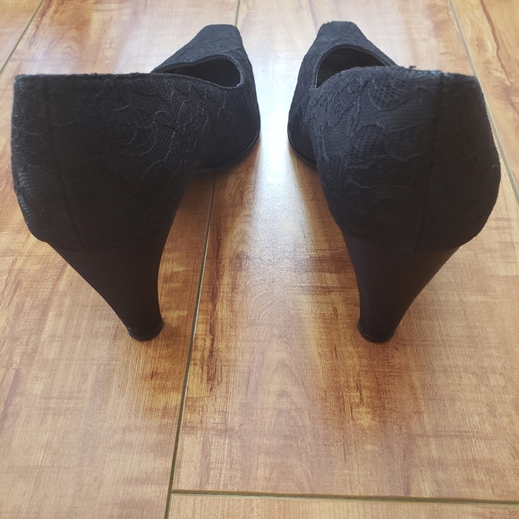 Women’s Jennifer Moore low heel Pump in black lace. - Picture 6 of 6